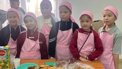 17 қазан күні «Қамқор» жобасы аясында мектепте 3–11 сынып оқушыларының қатысуымен «Күзгі асар» атты қайырымдылық жәрмеңкесі ұйымдастырылды.